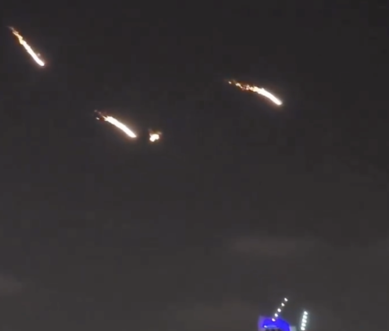Кометоподобные вспышки, замеченные в небе над Дубаем в воскресенье вечером, были парашютистами
