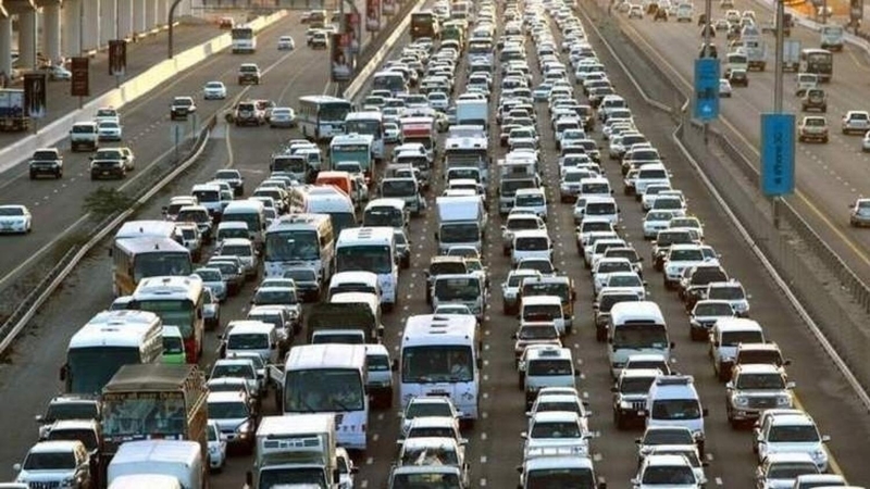 Дубай: авария на ключевой дороге вызвала пробки; консультация по вопросам полиции