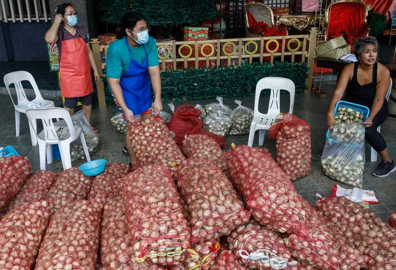 Филиппинцы в ОАЭ забирают домой чемоданы, полные лука, поскольку цены растут
