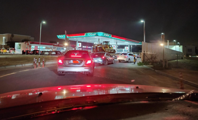 В Дубае автомобилисты выстраиваются в очереди на заправочных станциях