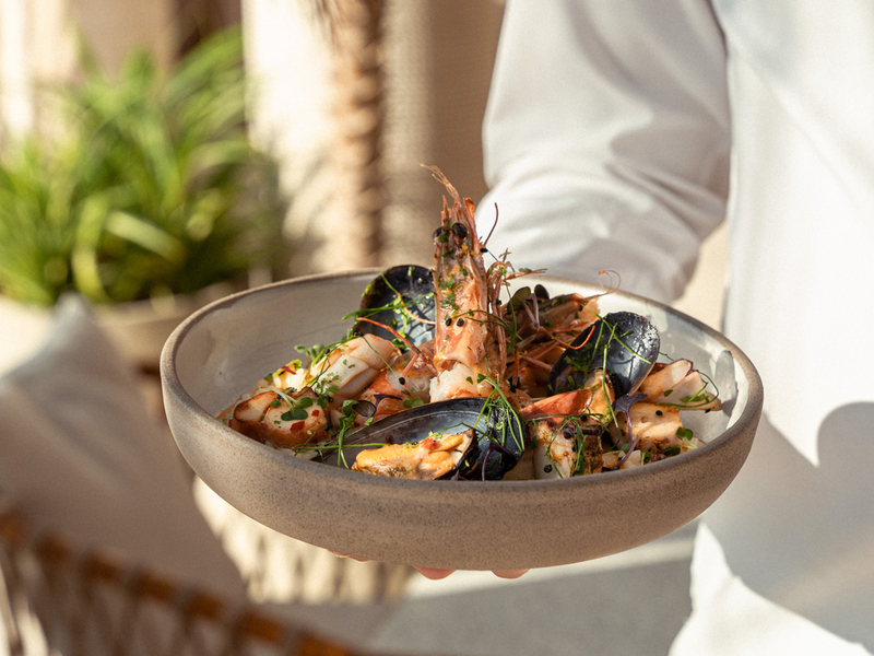 Откройте для себя греческую кухню в KYMA Beach Club в Дубаe