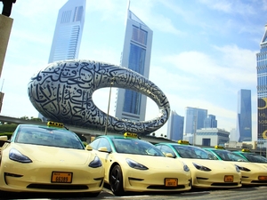 Дубай представляет автомобили Tesla для таксопарка