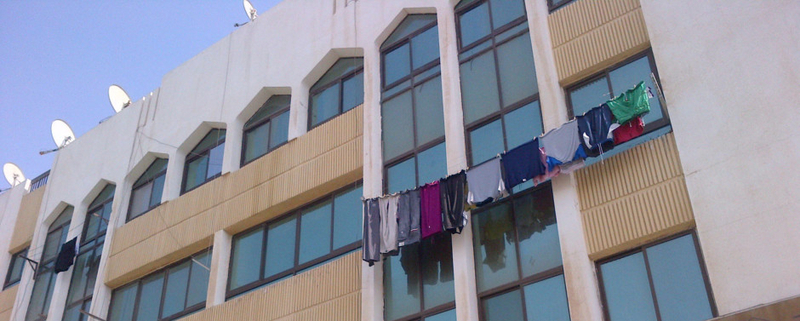 Жителей ОАЭ предостерегают от сушки одежды на балконах