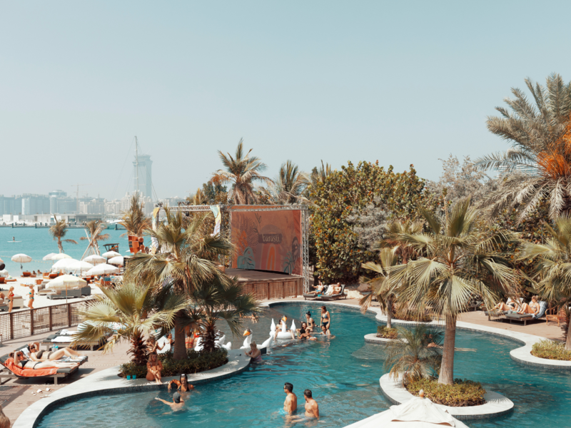 Пляжный бар Barasti объявляет о вечеринке под открытым небом в ОАЭ