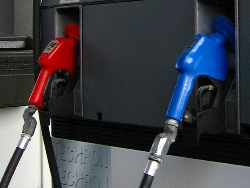 Цены на бензин в ОАЭ снизятся в июне