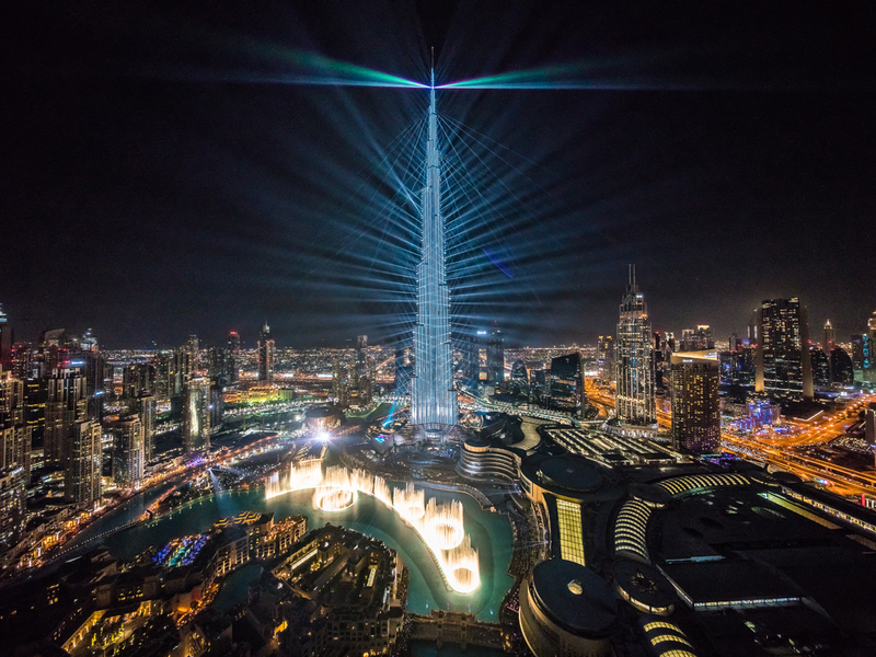 Бурдж-Халифа и шоу фонтанов в Дубае освещают центр города