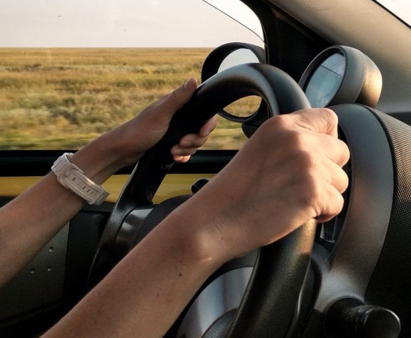Навигация по дорогам за границей: руководство для владельцев водительских прав ОАЭ