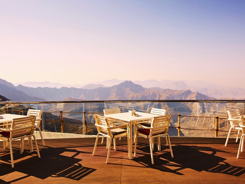 Насладитесь прохладным летом в ресторане Jebel Jais, самом высоком ресторане ОАЭ.