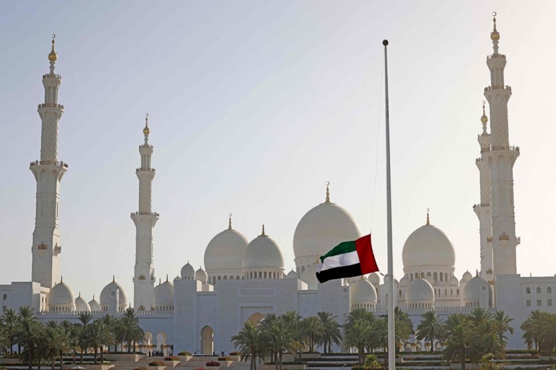 ОАЭ скорбят по шейху Халифе: Абу-Даби приостанавливает мероприятия и фестивали, фейерверки