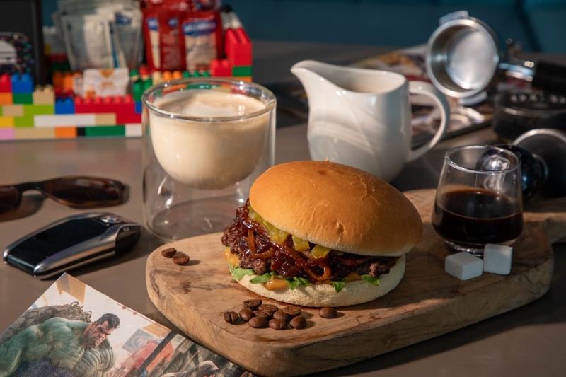 Дубайский бургер 90-х представляет уникальный бургер с добавлением кофе