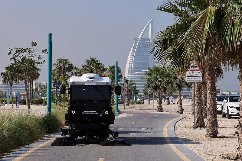 Дубай шагает в будущее с беспилотными роботами для уборки пляжей