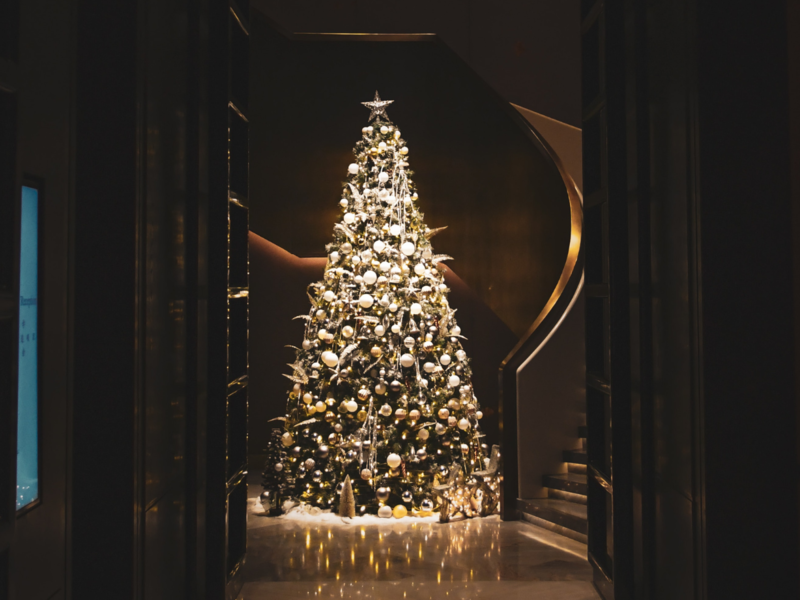 Испытайте волшебство церемонии зажжения рождественской елки в Дубае
