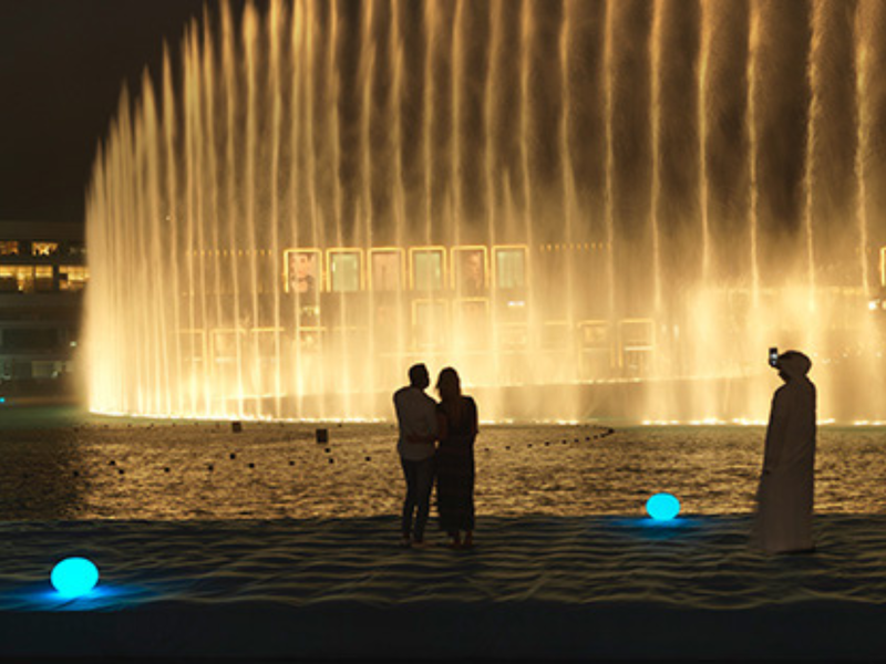 Откройте для себя знаменитый фонтан Дубая по-новому