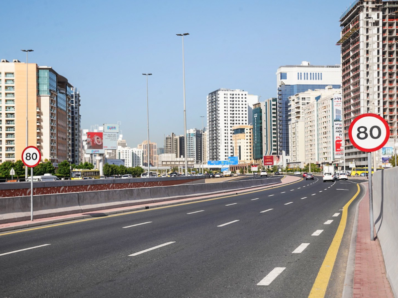 Снижение ограничения скорости на дороге Аль-Иттихад в Дубае