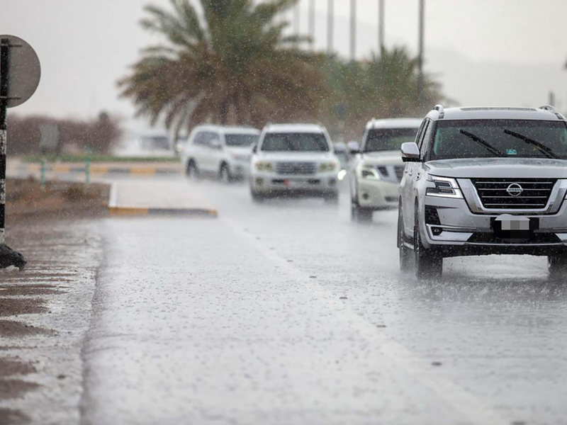 Штормовая погода в ОАЭ обуславливает гибкий график работы и закрытие школ