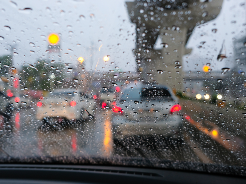 Суровые погодные условия в Дубае: что делать, если ваш автомобиль поврежден