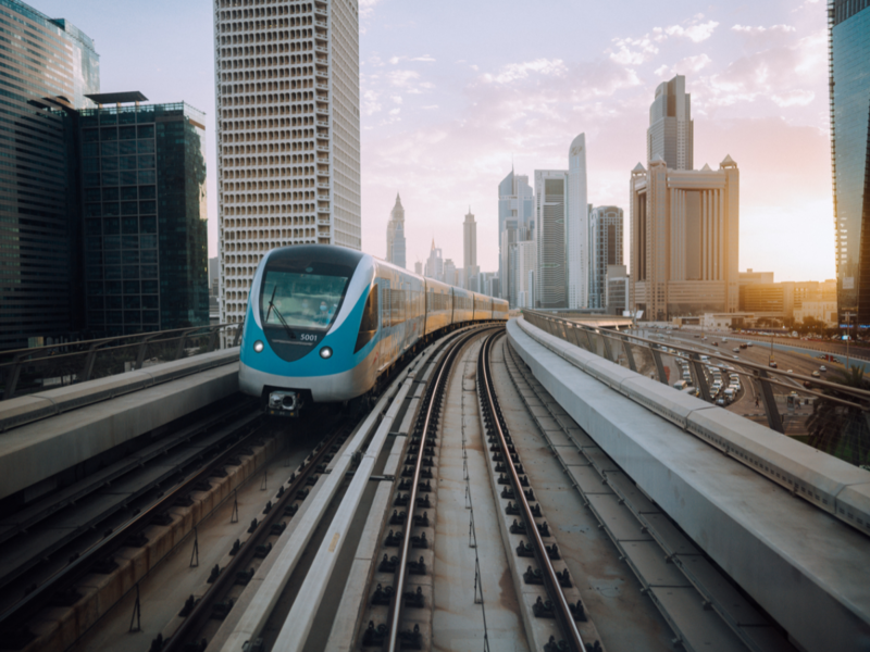 Продлены часы работы метро Дубая в связи с COP28