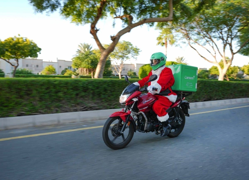 Санта-Клаус доставляет бесплатные обеды в Дубае через Careem