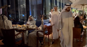Члены королевской семьи Дубая обедают в ресторане Cipriani Dolci в Джумейре