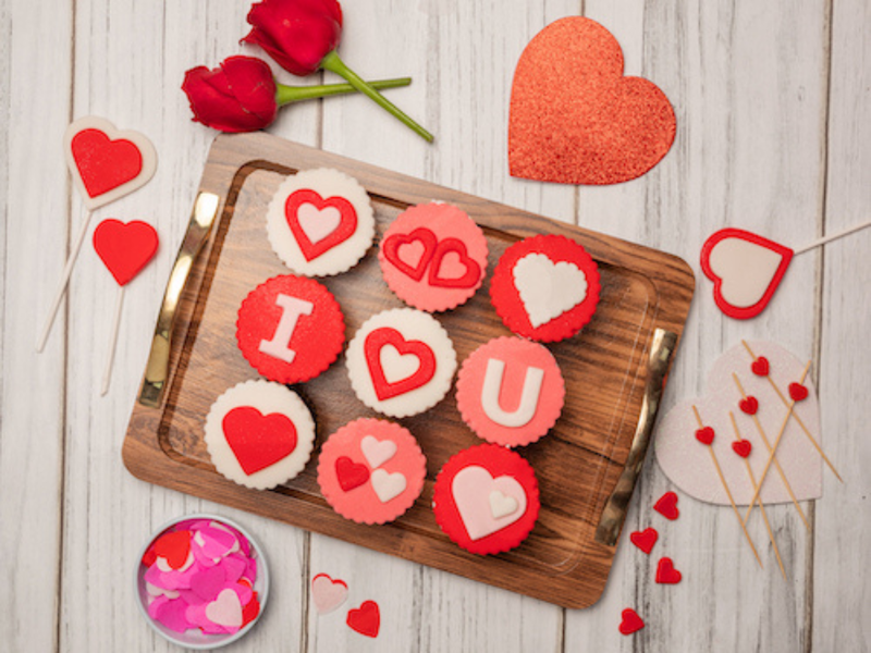 Уникальное предложение ко Дню святого Валентина от Dubai Bakery: золотые кольца в тортах