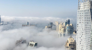 В ОАЭ выпущены предупреждения о тумане: автомобилистам рекомендуется сохранять осторожность