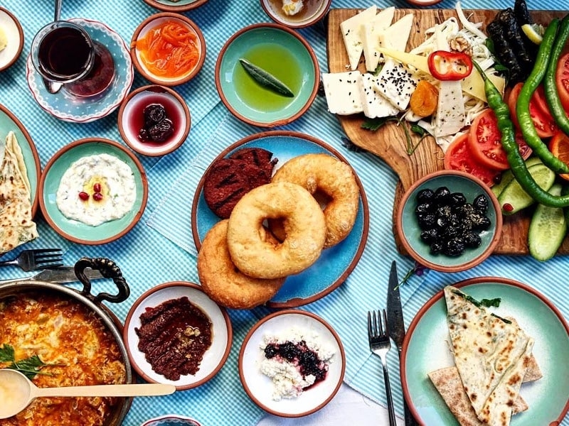 Испытайте радость турецкого завтрака в Дубае
