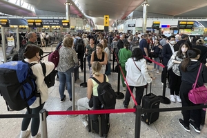 Аэропорт Хитроу не справляется с загрузкой и отменяет рейсы