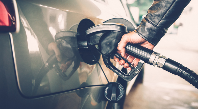 Цены на топливо в ОАЭ снизятся в июне 2024 года
