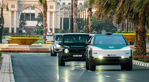 Полиция Дубая пополнила свой автопарк футуристическим кибергрузовиком Tesla