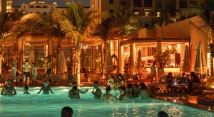 Испытайте волшебство ночного купания на пляже Кима в Дубае