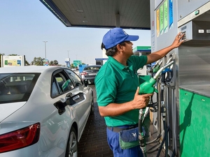 ОАЭ готовятся объявить цены на топливо на сентябрь: повысятся или понизятся цены?