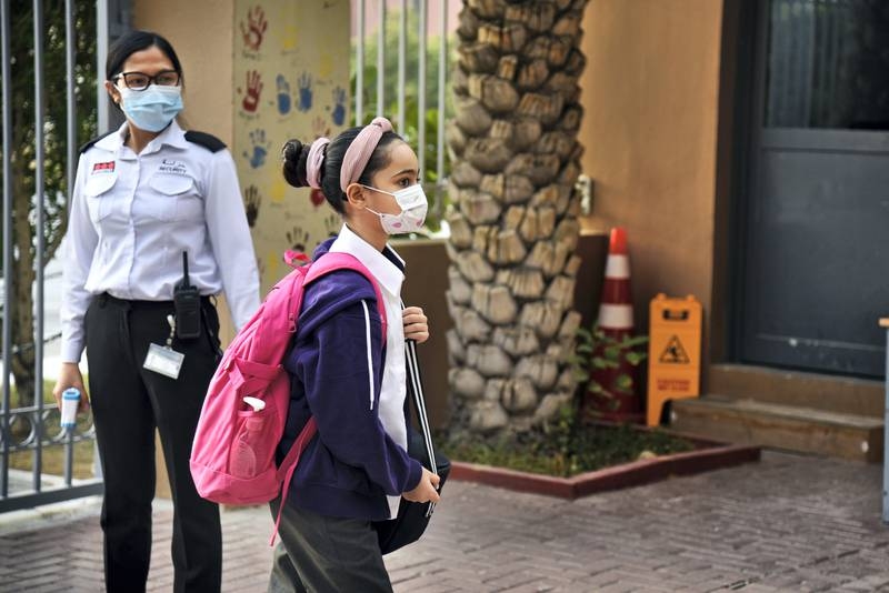 Директора школ в ОАЭ приветствуют окончание школьного мандата на ношение масок