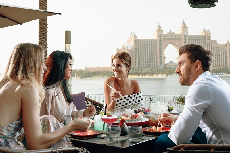 Дубай: более половины жителей ОАЭ обедают вне дома до 3 раз в неделю