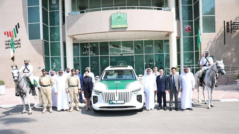 Роскошный автопарк полиции Дубая получил свой первый электромобиль