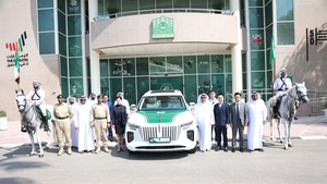 Роскошный автопарк полиции Дубая получил свой первый электромобиль
