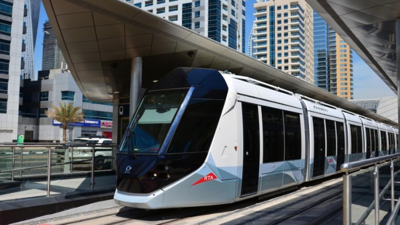 Автомобилистов Дубая призвали соблюдать осторожность при движении рядом с трамвайными путями