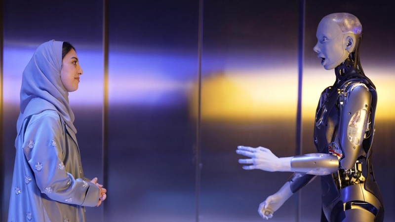 Робот-гуманоид приветствует посетителей Музея будущего в Дубае